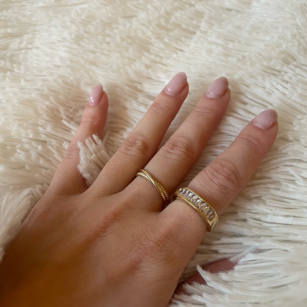 Signature Vanessa Mooney gold ring 

Never worn! 

Size 6!

Comes with the pouch